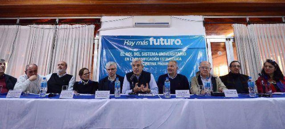 Juli�n Dom�nguez mostr� su equipo t�cnico de Universidades de la provincia de Buenos Aires