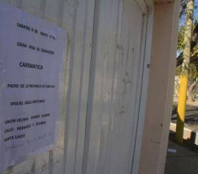 Pese al revuelo, un sacerdote echado de la Iglesia da misa