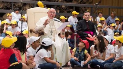 El Papa, rodeado de miles de ni�os en el Vaticano