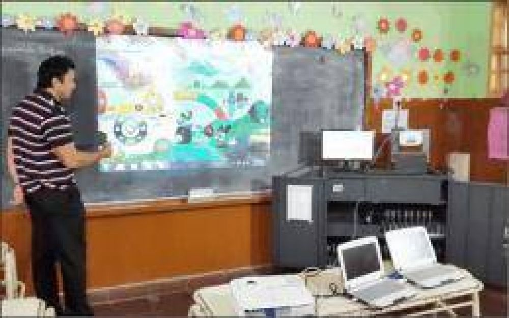 Con la presentaci�n de la pizarra digital, iniciaron la capacitaci�n en TIC a docentes de escuelas primarias