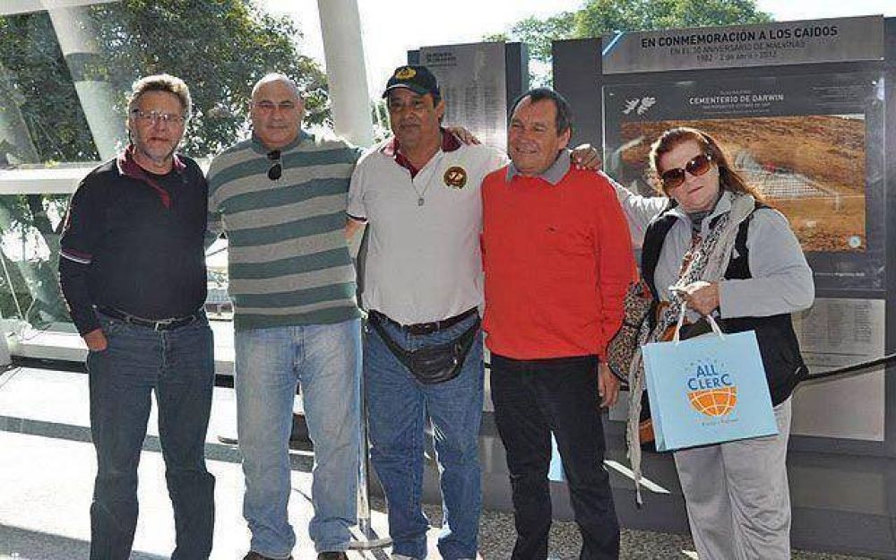 Ex combatientes de Lan�s viajaron a Malvinas