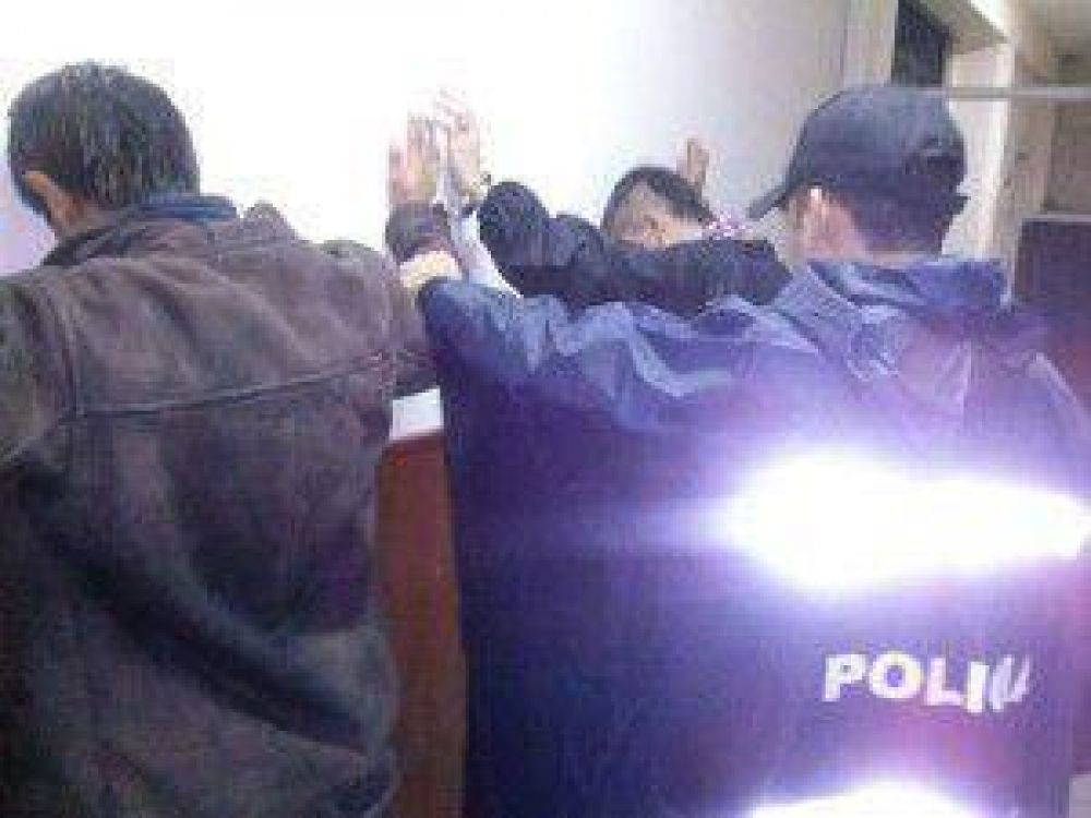 Ladrones detenidos cuando hu�an de cometer robo en una vivienda