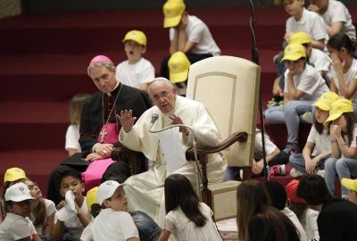 Francisco: los potentes no quieren la paz, porque viven de guerras