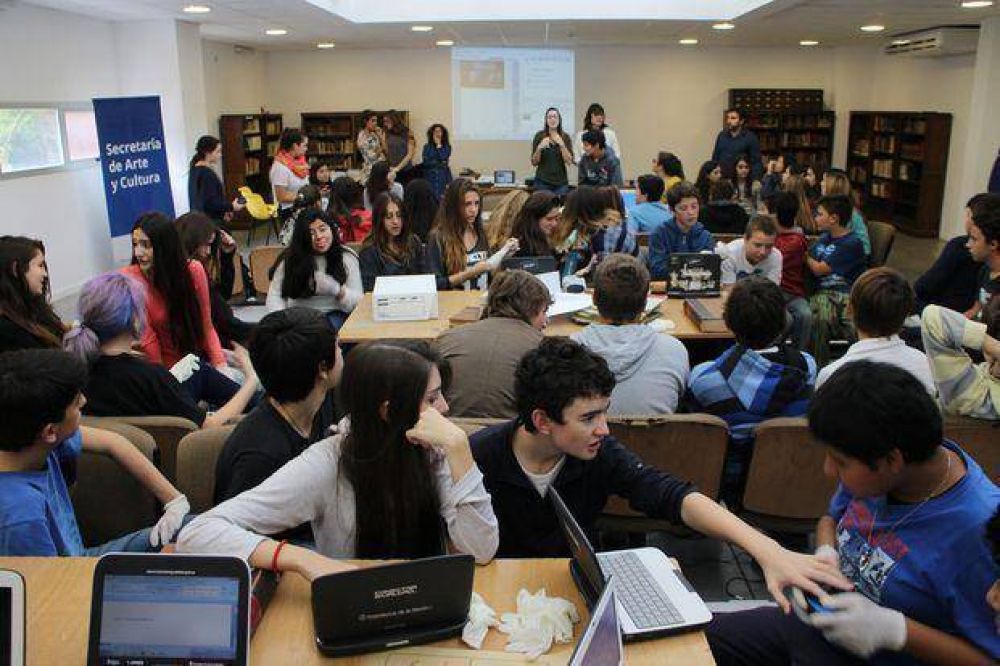 Alumnos �reescriben� la historia del Nacional
