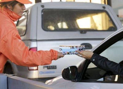 La Provincia comenz� campa�a para el voto de extranjeros en la Autopista Buenos Aires � La Plata