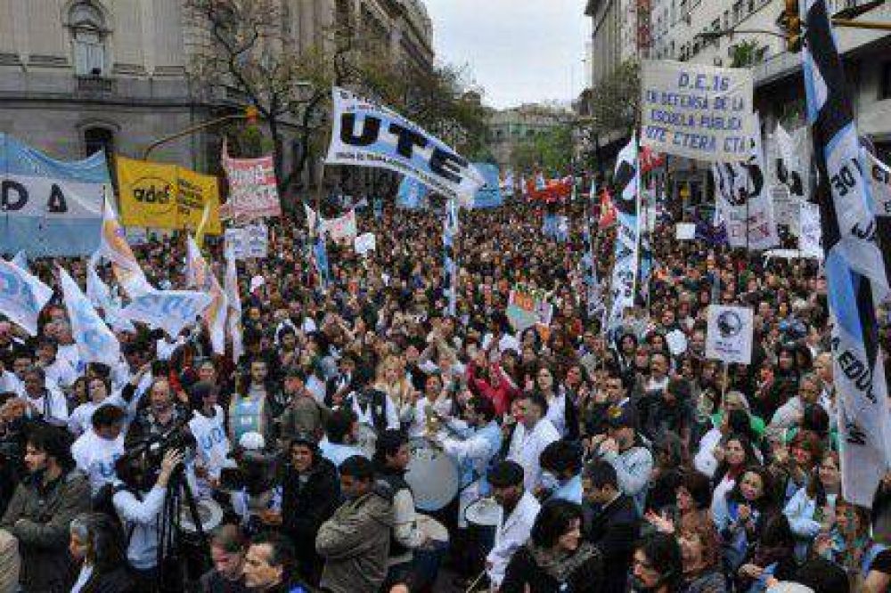 Marcha de docentes en reclamo de pago de salarios