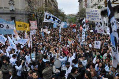 Marcha de docentes en reclamo de pago de salarios