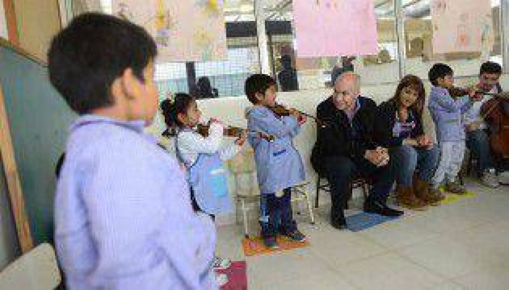 De vuelta en campa�a, Larreta visit� una escuela en Soldati