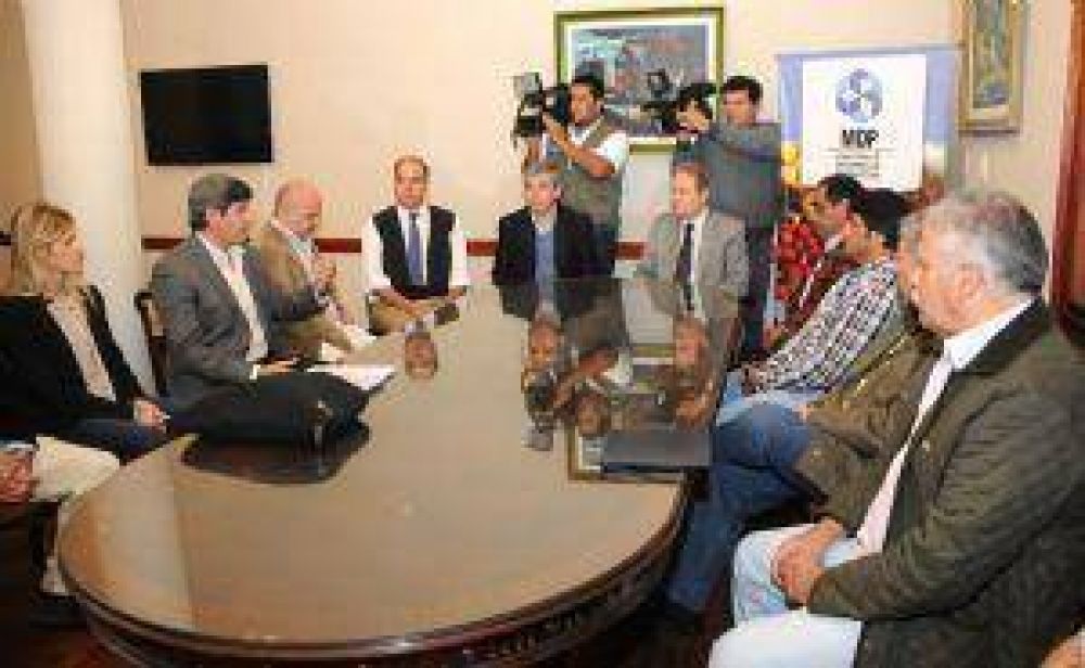 Uatre acord� un aumento salarial del 30%