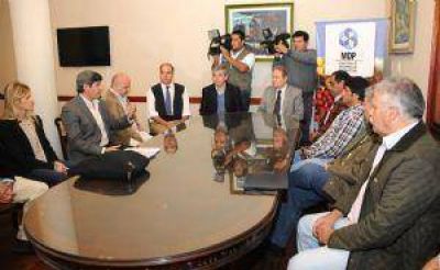 Uatre acord� un aumento salarial del 30%