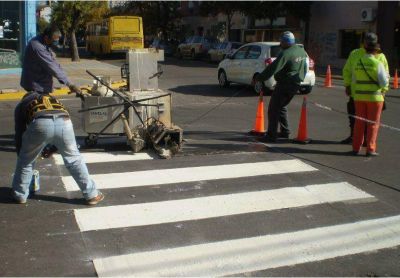 Contin�an las tareas de demarcaci�n de sendas peatonales