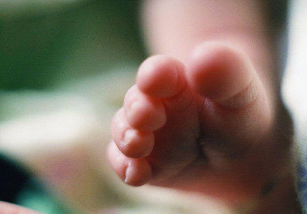 Una beb� muri� ahorcada entre los barrotes de una cama
