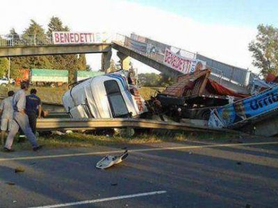 El puente peatonal derrumbado por un cami�n sigue sin repararse
