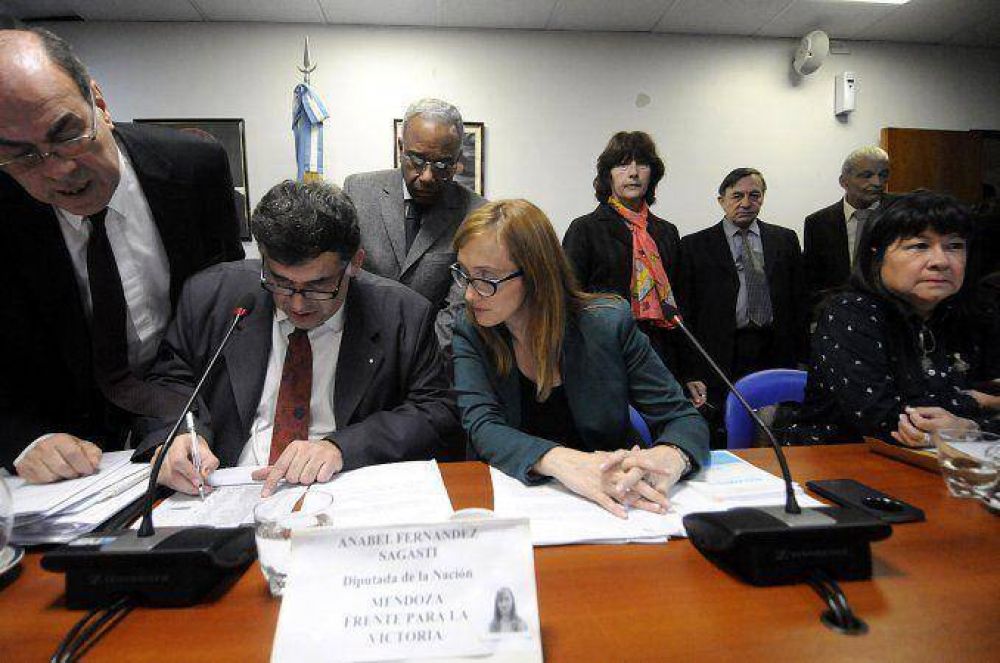 El oficialismo aprob� abrir una investigaci�n para evaluar la salud de Fayt   