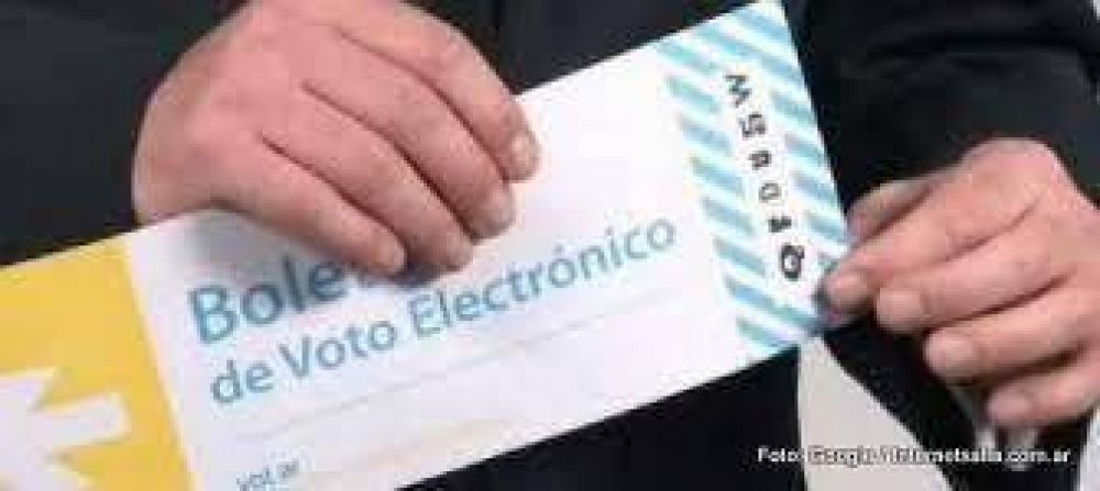 Trasladan siete mesas de la Escuela B�lgica de Capital