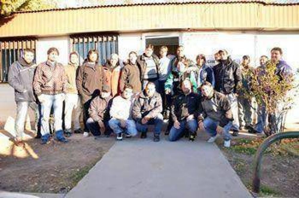 QUINIENTOS TRABAJADORES SIGUEN ESPERANDO RESPUESTA DE YPF