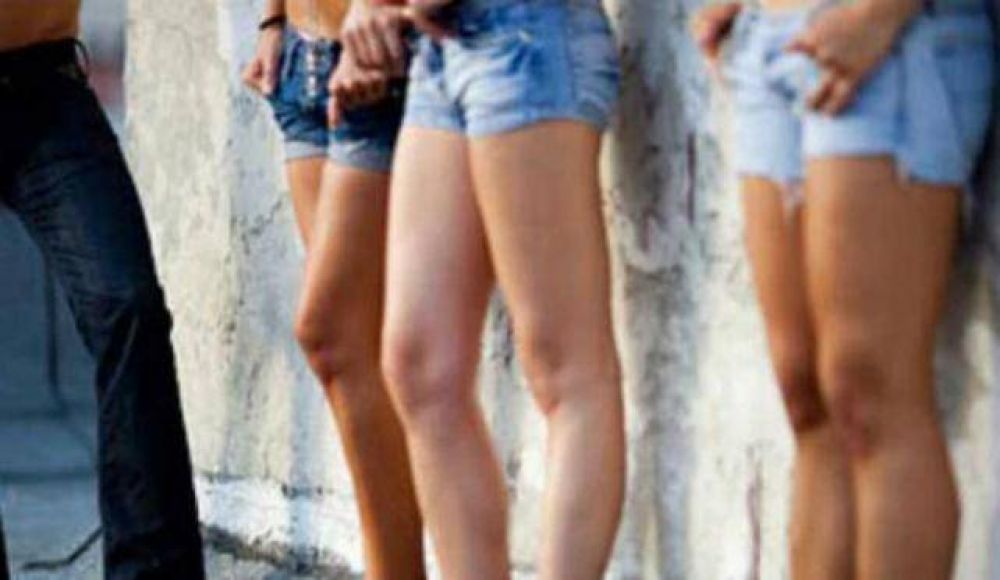 Ni�as ser�an prostituidas enfrente de una comisar�a