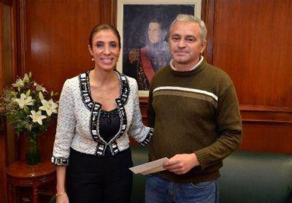 El Gobierno entreg� ayuda al padre Lassaga para la Fiesta de Nuestro Se�or de los Milagros de Mail�n