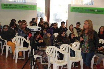 Dan una charla a estudiantes para prevenir noviazgos violentos