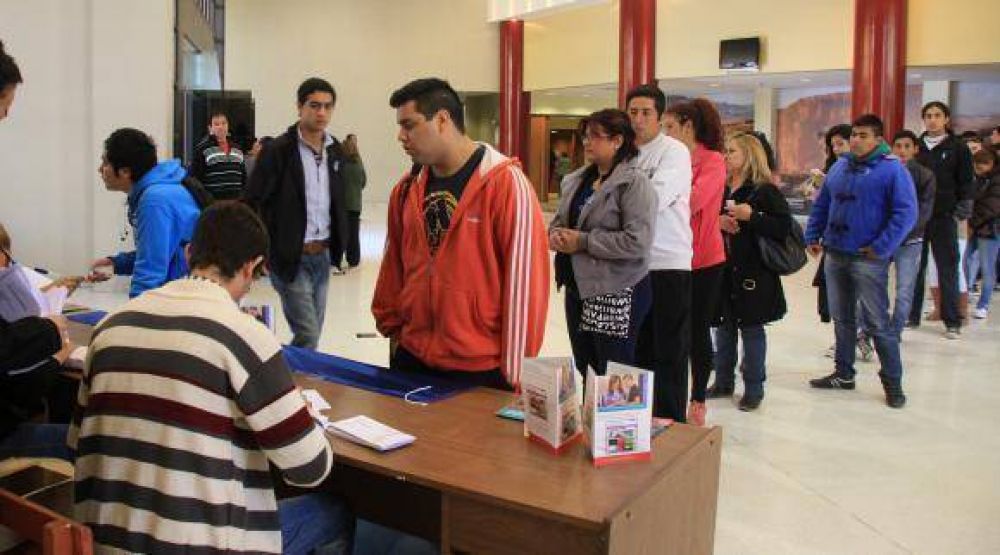 Se entregaron 310 tarjetas de d�bito para estudiantes