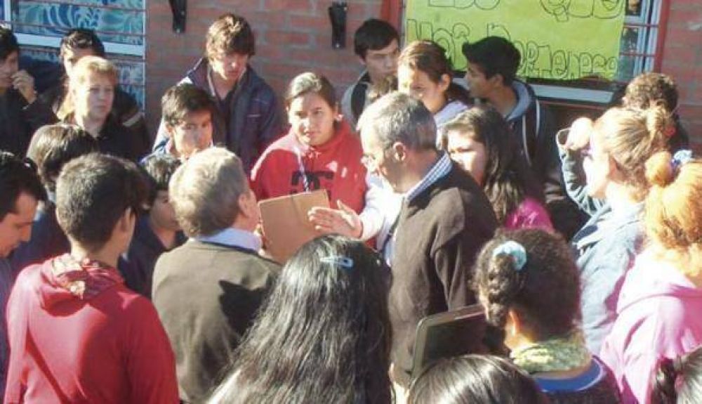 Tras protestas de los alumnos, separaron del cargo al director