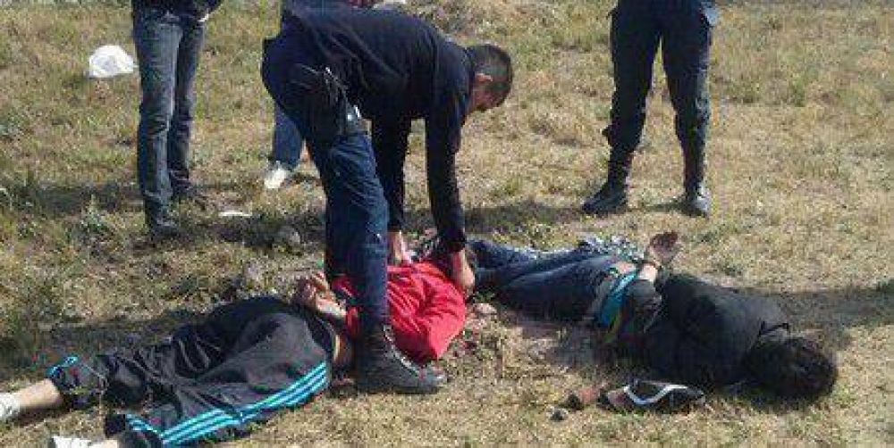 Cuatro detenidos por golpear una pareja y robarles la moto