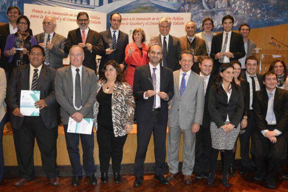 El gobernador Poggi recibi� el premio a la Innovaci�n en Pol�ticas P�blicas