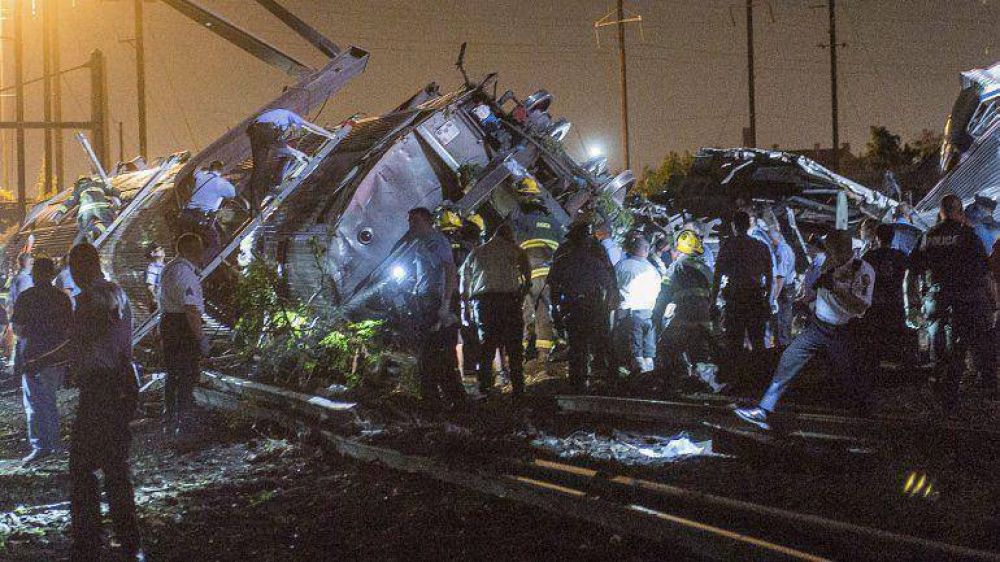 Descarril� y volc� un tren en Filadelfia: al menos cinco muertos y 50 heridos