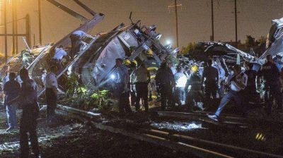Descarril� y volc� un tren en Filadelfia: al menos cinco muertos y 50 heridos