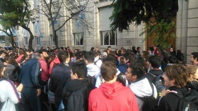 Doble manifestaci�n de alumnos y docentes
