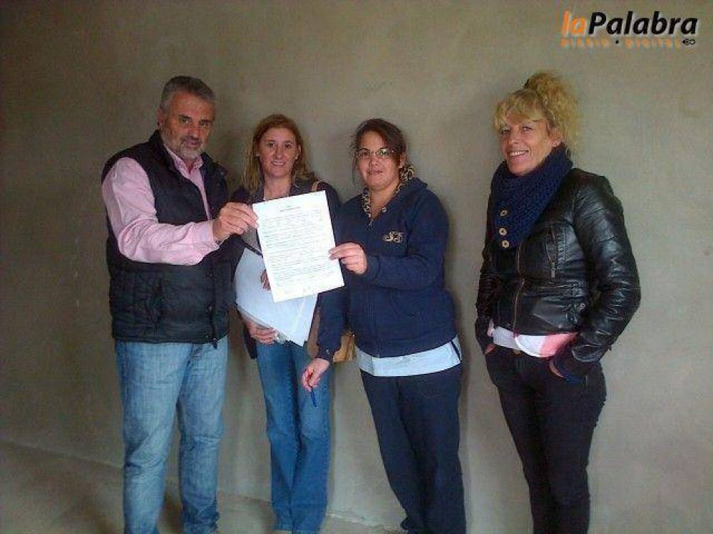 Entregan mejoramiento habitacional en Villalonga