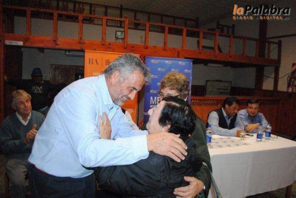 119 familias de Patagones firmaron sus escrituras y ms de 100 jvenes recibieron becas municipales