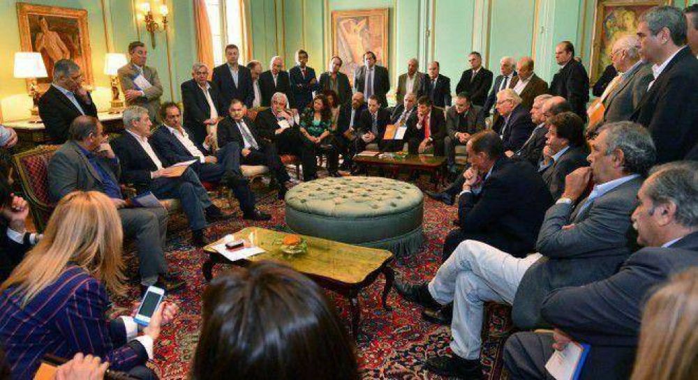 Scioli reuni� a 50 intendentes y les pidi� 
