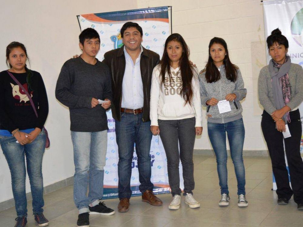Entregaron abonos a estudiantes en El Carmen