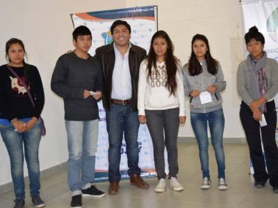 Entregaron abonos a estudiantes en El Carmen