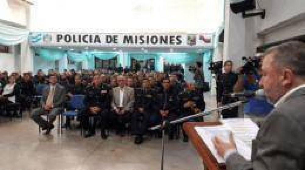 M�s de 400 polic�as participaron en un curso de motivaci�n y atenci�n al p�blico