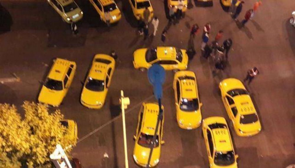 Sigue grave un taxista baleado en un asalto
