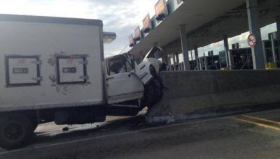 Cami�n termin� incrustado entre dos cabinas de peaje camino a Carlos Paz