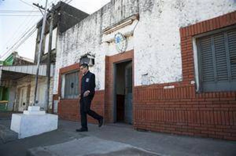 Coparon una comisar�a y se llevaron armas y un m�vil para robar un banco