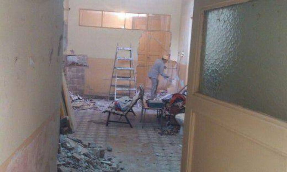 Denuncian que pacientes del Neuro duermen en la calle y los techos del hospital