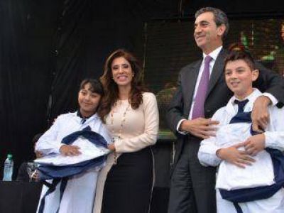 La gobernadora y el ministro Randazzo inauguraron la refacción de una escuela en San Carlos