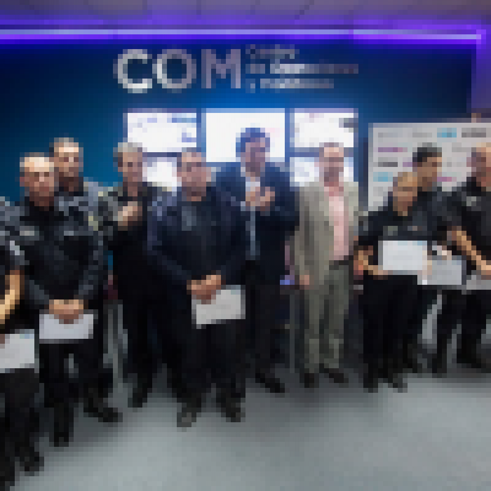 Rodolfo �El Sheriff� Iriart entreg� un reconocimiento a oficiales de la Polic�a