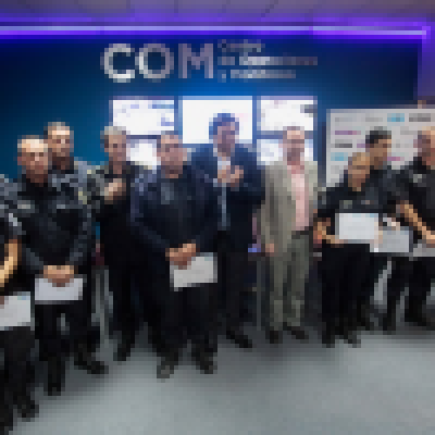 Rodolfo �El Sheriff� Iriart entreg� un reconocimiento a oficiales de la Polic�a