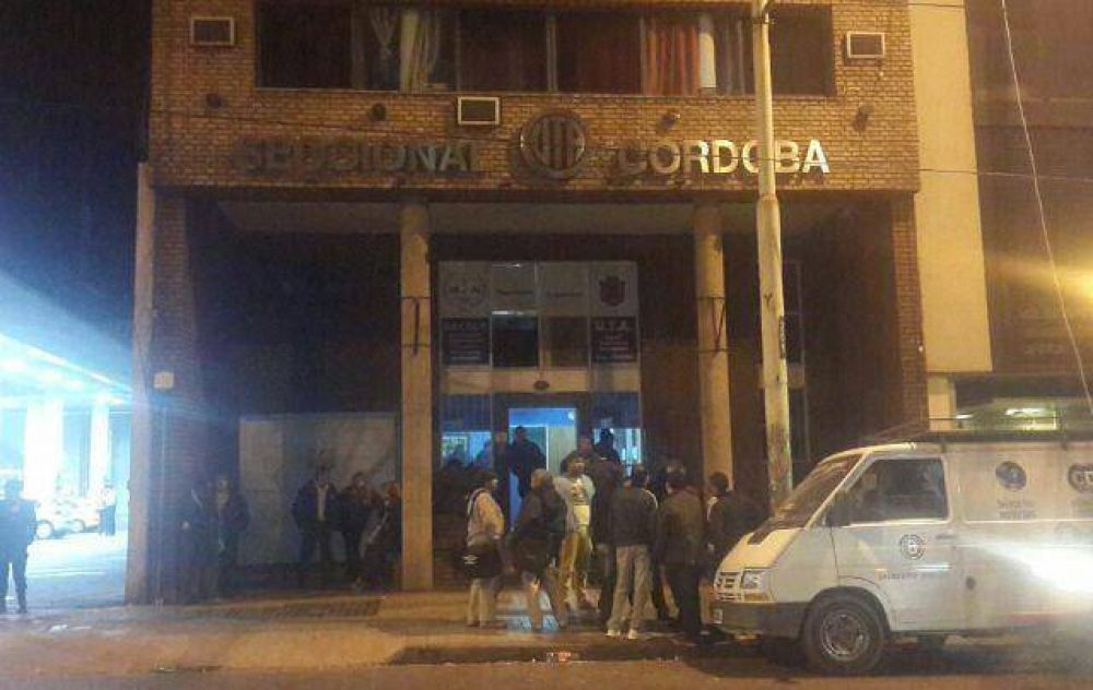 Un grupo de choferes tom� la sede de la UTA en C�rdoba