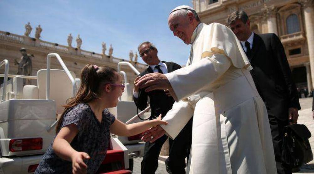 [VIDEO] Tiene síndrome de Down y hoy fue la niña más feliz con el Papa Francisco