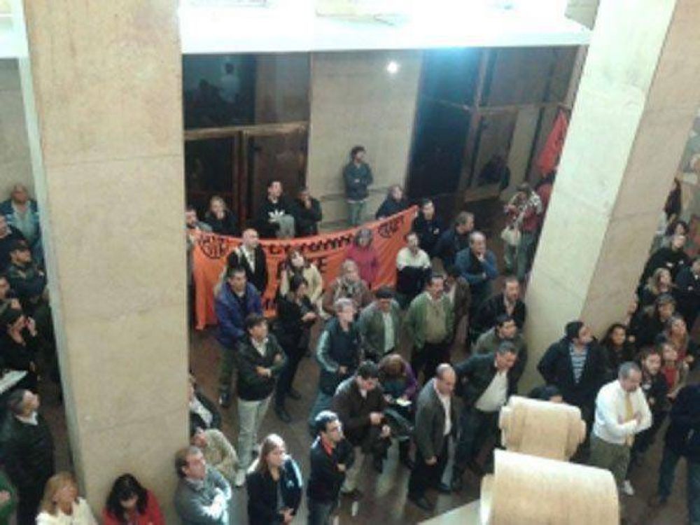 Trabajadores de la Administraci�n Central aceptaron el aumento del 35%
