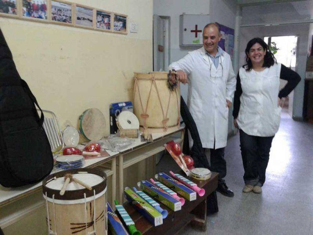 Universitarios estadounidenses donaron instrumentos musicales a la Escuela Cail�n