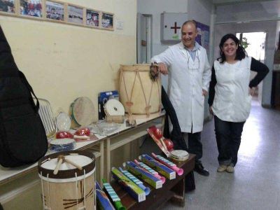 Universitarios estadounidenses donaron instrumentos musicales a la Escuela Cail�n