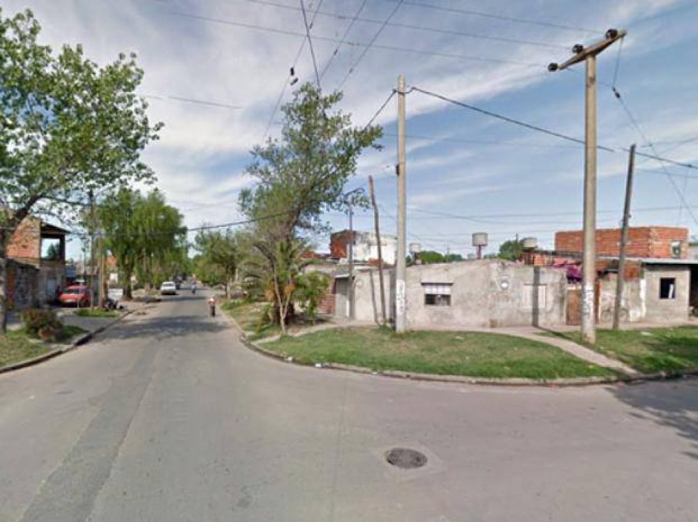 Un adolescente de 15 a�os fue baleado por dos hombres que le dispararon desde una moto