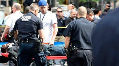 Nueva York: polic�a dispar� a hombre que atacaba a transe�ntes a martillazos